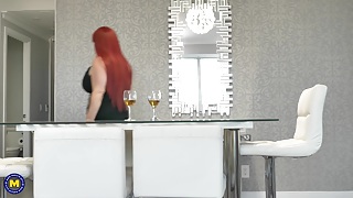 Трахнул подругу мамы в жопу