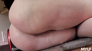 Трахает мачеху с большой жопой